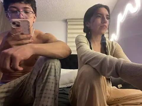 Snapshot of DesireLuxe chatting on February 19, 8:54 am DesireLuxe online show from February 19, 8:54 am