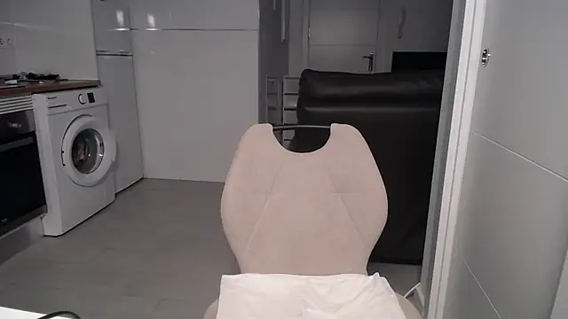 Snapshot of martins9 chatting on April 15, 10:33 am martins9 online show from April 15, 10:33 am