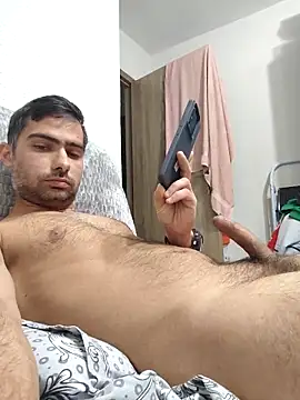 Snapshot of andreiiiii2025 chatting on February 20, 9:33 am andreiiiii2025 online show from February 20, 9:33 am