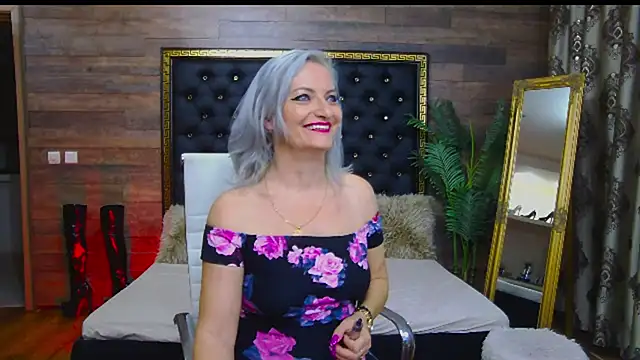 Snapshot of LadyTouch chatting on February 1, 4:03 am LadyTouch online show from February 1, 4:03 am