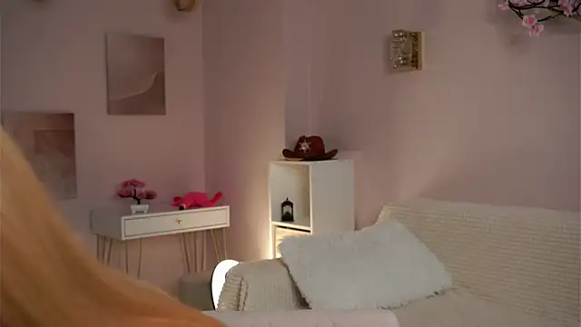 SunnivaCovil online show from April 5, 2:36 pm