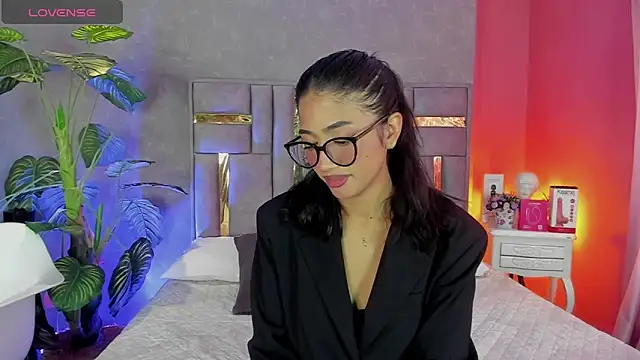 Tyla Ks online show from April 11, 7:07 pm