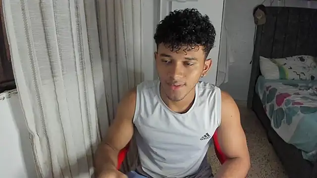 Snapshot of Fox2evans chatting on February 4, 12:44 pm Fox2evans online show from February 4, 12:44 pm