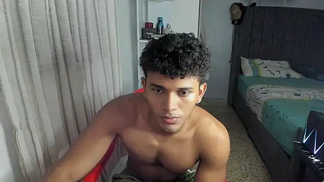 Snapshot of Fox2evans chatting on February 13, 1:29 pm Fox2evans online show from February 13, 1:29 pm