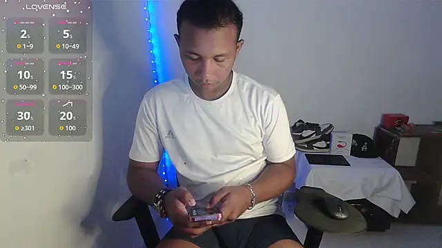 Snapshot of Gooss_cum chatting on October 13, 3:23 pm Gooss cum online show from October 13, 3:23 pm