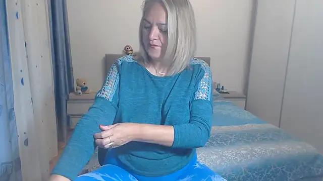 Snapshot of MatureDiana chatting on May 1, 2:27 am MatureDiana online show from May 1, 2:27 am