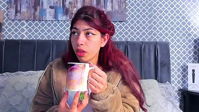 Snapshot of Cassie_bloom chatting on February 26, 9:21 am Cassie bloom online show from February 26, 9:21 am