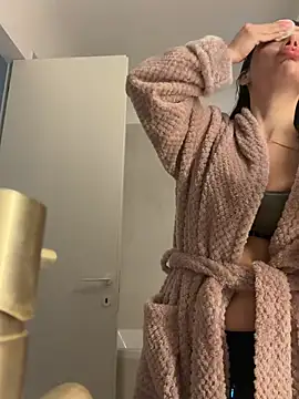 Mia Splash online show from February 10, 7:45 am