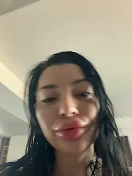 Mia Splash online show from April 6, 7:20 am