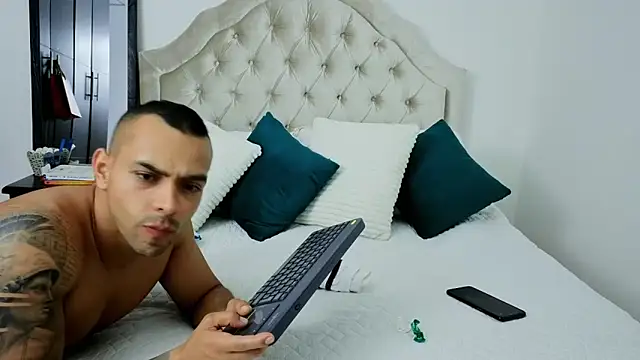 Snapshot of Bastiandelux chatting on October 9, 11:36 pm Bastiandelux online show from October 9, 11:36 pm