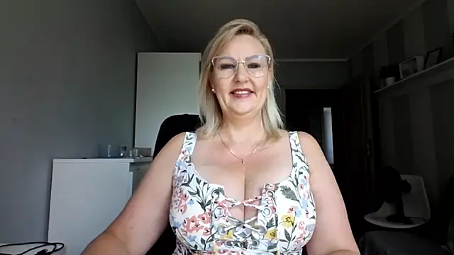 Snapshot of DianaLive chatting on June 30, 9:54 am DianaLive online show from June 30, 9:54 am