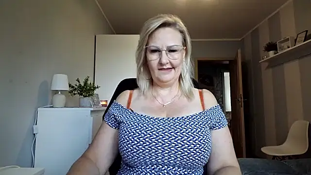 Snapshot of DianaLive chatting on July 8, 7:57 am DianaLive online show from July 8, 7:57 am