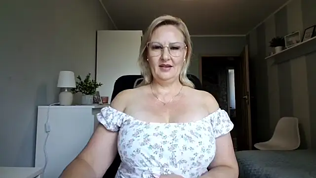 Snapshot of DianaLive chatting on July 16, 8:53 am DianaLive online show from July 16, 8:53 am