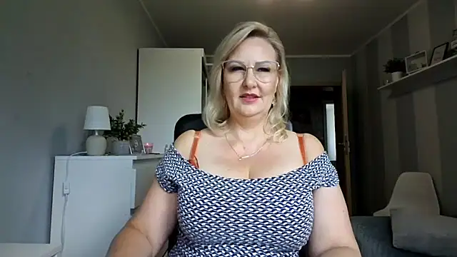 Snapshot of DianaLive chatting on July 24, 7:06 am DianaLive online show from July 24, 7:06 am