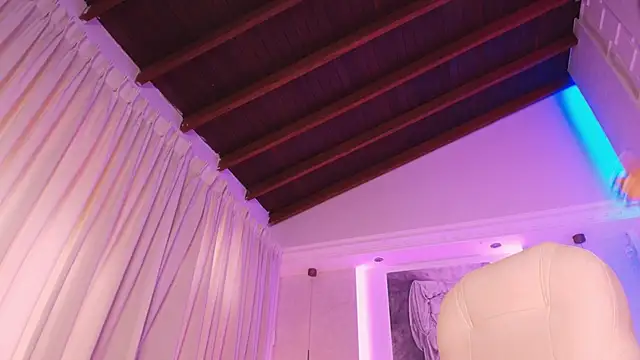 hannah thomson  online show from March 10, 10:34 pm