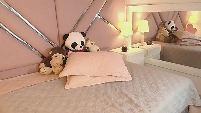 Emilybennett  online show from March 15, 11:50 pm