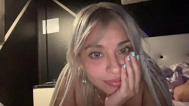 Snapshot of WhiteSnow09 chatting on February 28, 1:05 am WhiteSnow09 online show from February 28, 1:05 am