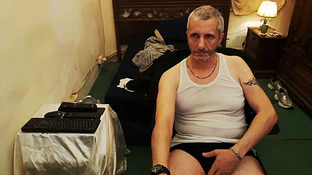 Snapshot of maxdaddy690 chatting on October 5, 8:51 pm maxdaddy690 online show from October 5, 8:51 pm