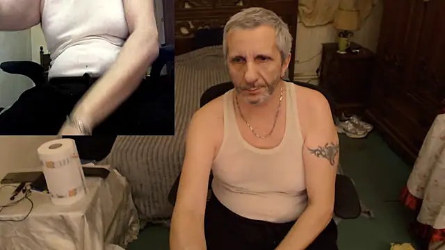 Snapshot of maxdaddy690 chatting on November 28, 10:45 pm maxdaddy690 online show from November 28, 10:45 pm