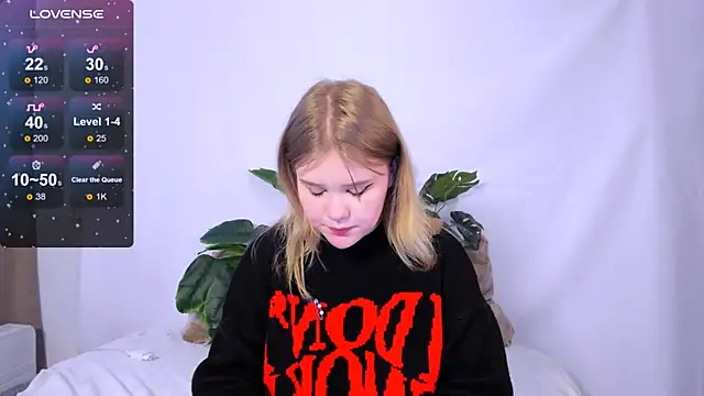 LaseyMoon online show from March 4, 4:38 am