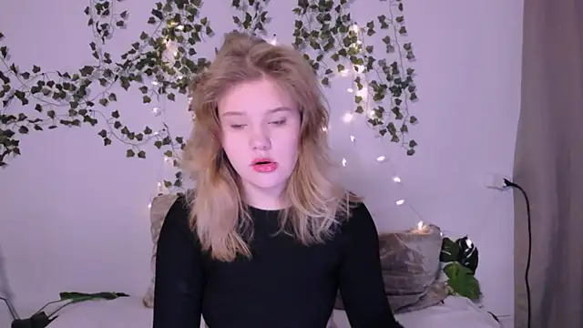 LaseyMoon online show from March 18, 1:10 am