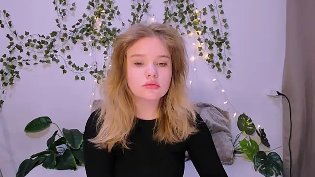 LaseyMoon online show from March 18, 4:15 am