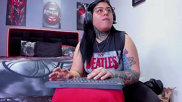 Snapshot of Veronika_metal chatting on August 5, 8:33 pm Veronika metal online show from August 5, 8:33 pm