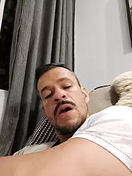 Snapshot of juniortche1313 chatting on October 17, 1:42 am juniortche1313 online show from October 17, 1:42 am