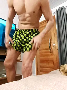 Snapshot of juniortche1313 chatting on November 14, 1:37 am juniortche1313 online show from November 14, 1:37 am