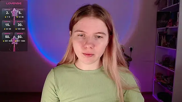 Snapshot of Strawberry_juli chatting on February 15, 7:51 am Strawberry juli online show from February 15, 7:51 am