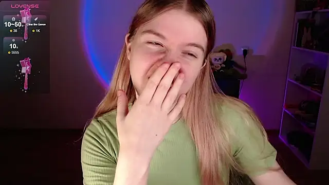 Snapshot of Strawberry_juli chatting on March 19, 7:56 am Strawberry juli online show from March 19, 7:56 am