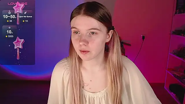 Snapshot of Strawberry_juli chatting on April 1, 4:02 am Strawberry juli online show from April 1, 4:02 am