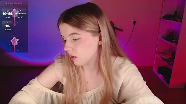 Snapshot of Strawberry_juli chatting on April 7, 4:07 pm Strawberry juli online show from April 7, 4:07 pm