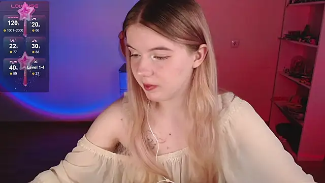 Snapshot of Strawberry_juli chatting on April 8, 10:59 am Strawberry juli online show from April 8, 10:59 am