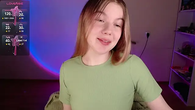 Snapshot of Strawberry_juli chatting on April 11, 5:56 am Strawberry juli online show from April 11, 5:56 am