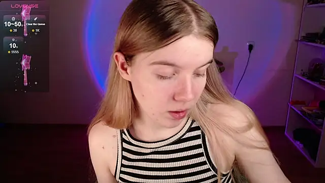 Snapshot of Strawberry_juli chatting on April 21, 3:35 am Strawberry juli online show from April 21, 3:35 am