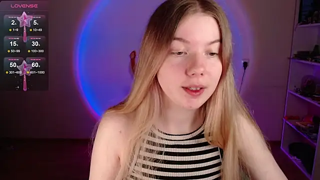 Snapshot of Strawberry_juli chatting on May 2, 8:08 am Strawberry juli online show from May 2, 8:08 am