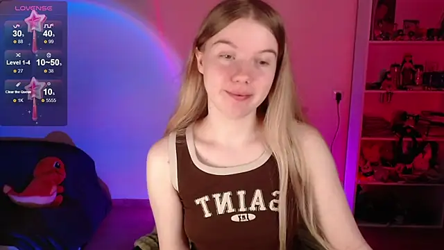 Snapshot of Strawberry_juli chatting on May 18, 5:46 am Strawberry juli online show from May 18, 5:46 am