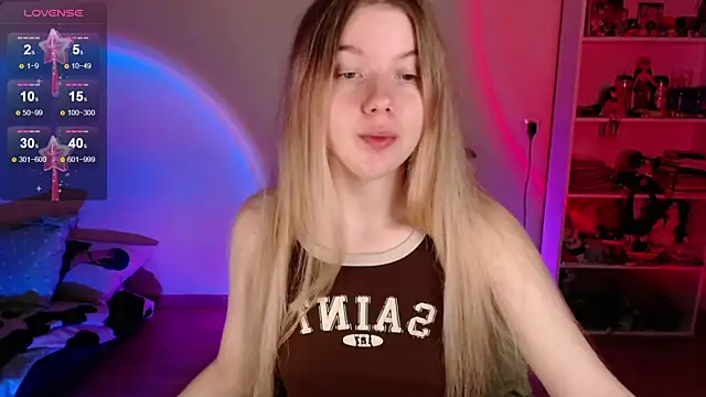 Snapshot of Strawberry_juli chatting on May 23, 3:01 am Strawberry juli online show from May 23, 3:01 am