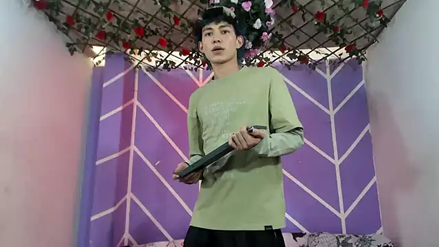 Snapshot of Maxxi_hot23 chatting on September 13, 7:24 pm Maxxi hot23 online show from September 13, 7:24 pm