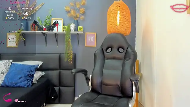 Snapshot of yessila_parker chatting on July 15, 8:52 am yessila parker online show from July 15, 8:52 am