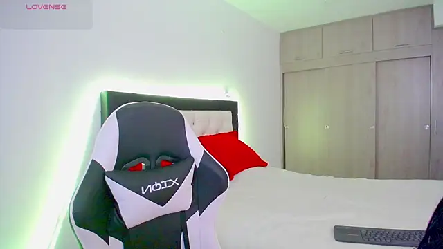 CarolinneFiotti online show from November 19, 2:50 pm