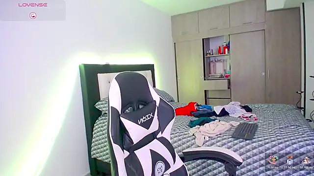 CarolinneFiotti online show from November 25, 2:28 pm