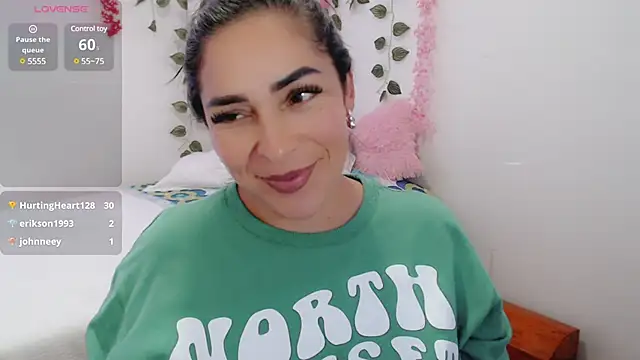 Snapshot of luna_lgomez_ chatting on March 18, 2:15 pm luna lgomez  online show from March 18, 2:15 pm