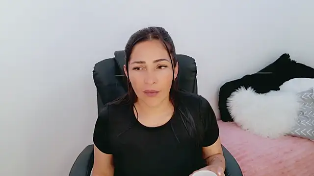 luna lgomez  online show from March 27, 1:33 pm