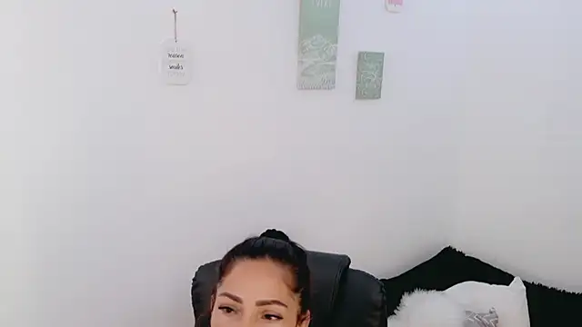 luna lgomez  online show from March 31, 4:07 pm