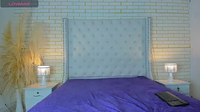 Emilly wilson  online show from November 4, 12:15 pm