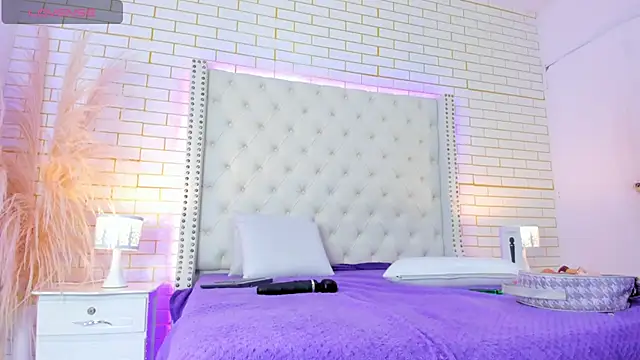 Emilly wilson  online show from December 3, 11:30 am