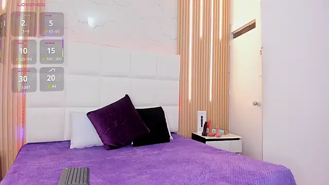 Emilly wilson  online show from December 20, 12:12 pm