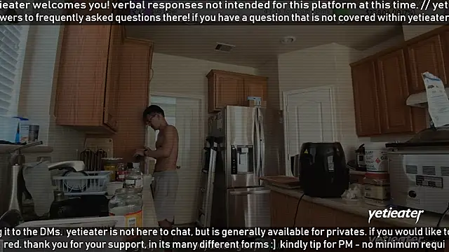 Snapshot of yetieater chatting on April 27, 4:16 pm yetieater online show from April 27, 4:16 pm